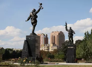 В Донецке установили монумент «Шахтерам – Защитникам Донбасса»
